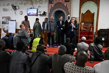 Muslim Prancis Waspada setelah Kepala Babi Ditemukan di Sembilan Masjid